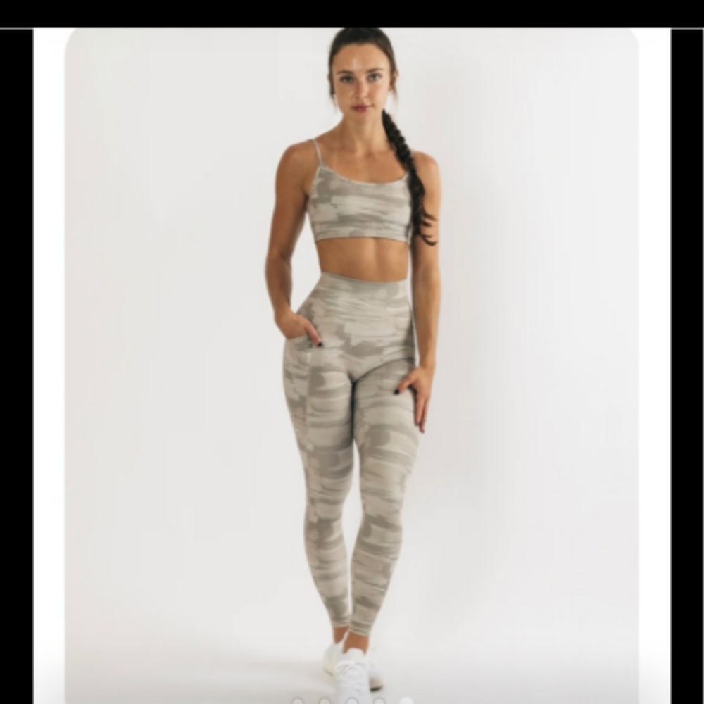 Alphalete Camo High-Waist Leggings and Crop Top Set - Light Gray & Cream